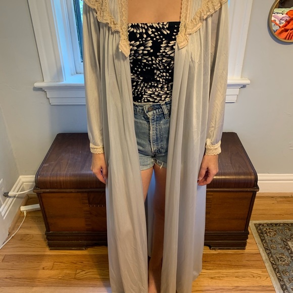 Vintage Robe - Picture 5 of 10